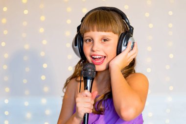 Üzerinde Karaoke şarkı söyleyen kız
