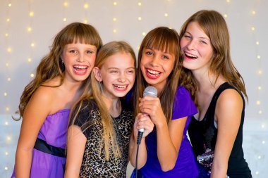 Mutlu kız üzerinde karaoke şarkı grubu