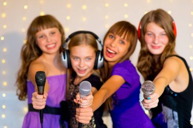 Mutlu kız üzerinde karaoke şarkı grubu
