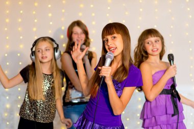 Mutlu kız üzerinde karaoke şarkı grubu