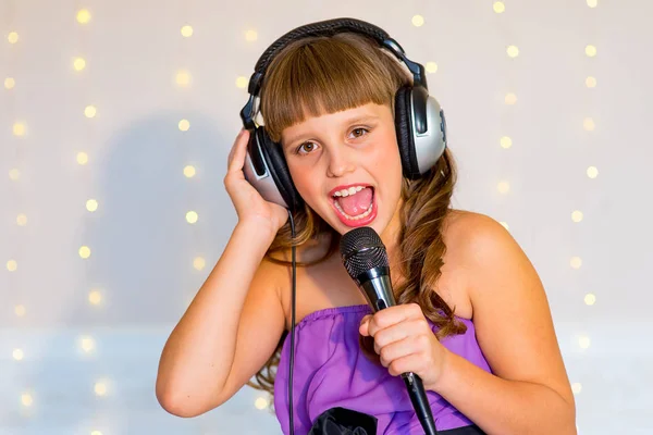 A lány énekelni a karaoke — Stock Fotó
