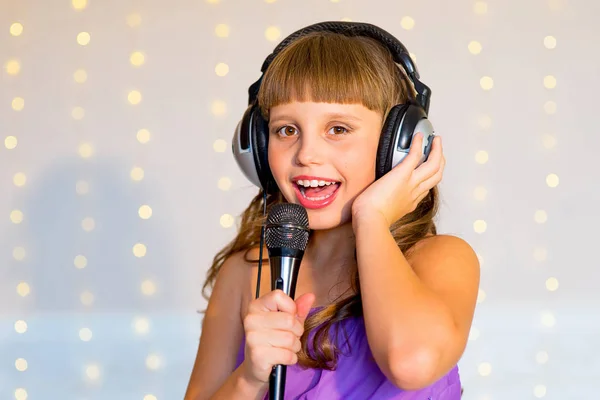 Dziewczyna śpiewa na karaoke — Zdjęcie stockowe