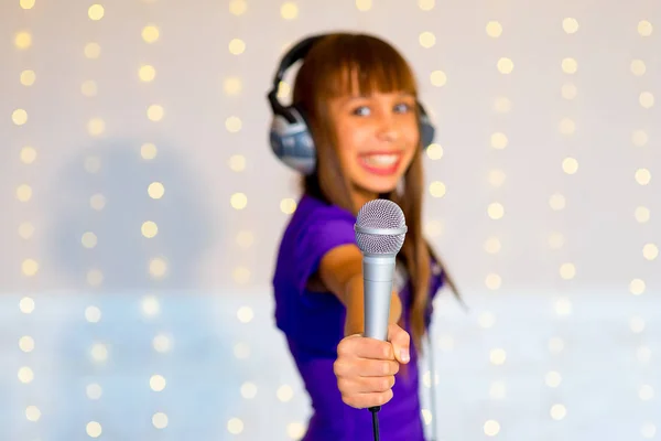 Menina cantando no karaoke — Fotografia de Stock