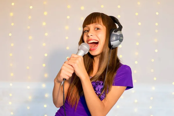 Girl singing on karaoke — Stock Photo, Image