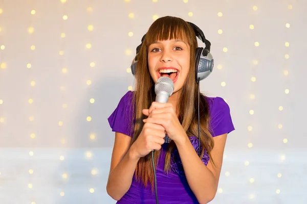 Menina cantando no karaoke — Fotografia de Stock