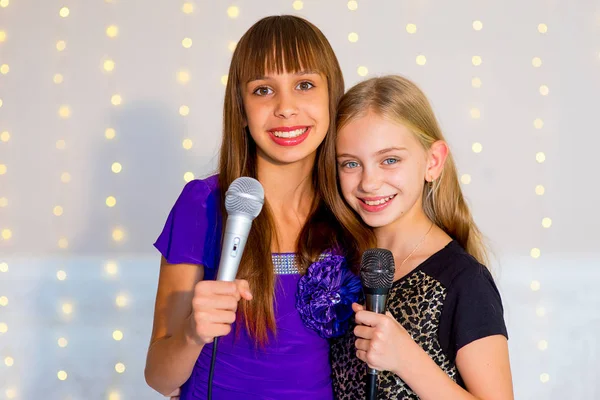 Paar Mädchen singen auf Karaoke — Stockfoto