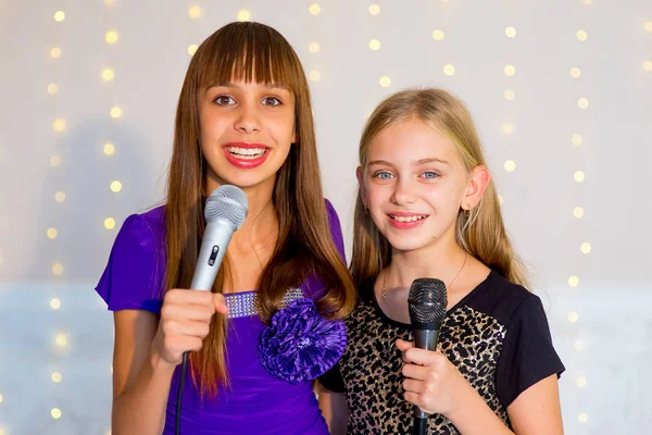 Paar Mädchen singen auf Karaoke — Stockfoto