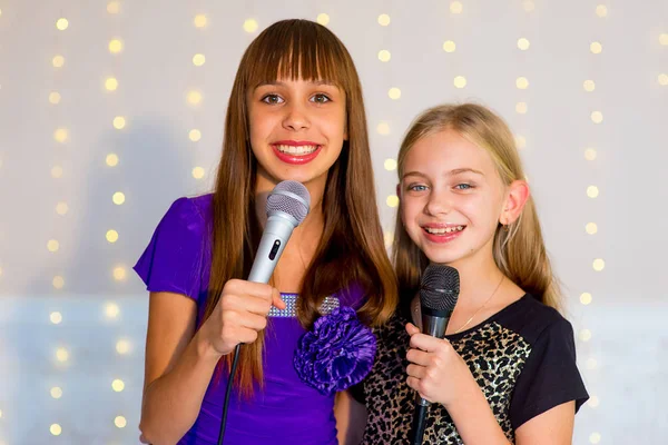 Paar Mädchen singen auf Karaoke — Stockfoto