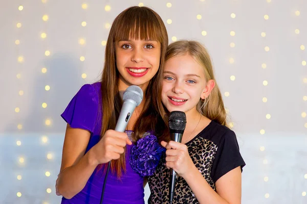 Par de meninas cantando no karaoke — Fotografia de Stock