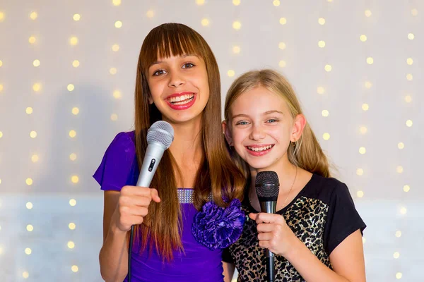 Paar Mädchen singen auf Karaoke — Stockfoto