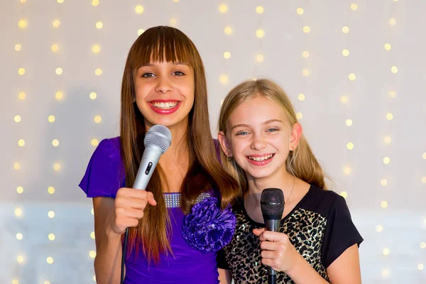 Paar Mädchen singen auf Karaoke — Stockfoto