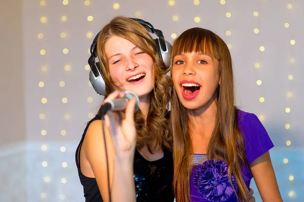 Coppia di ragazze che cantano al karaoke — Foto Stock