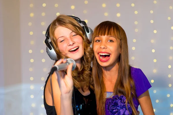 Par de meninas cantando no karaoke — Fotografia de Stock