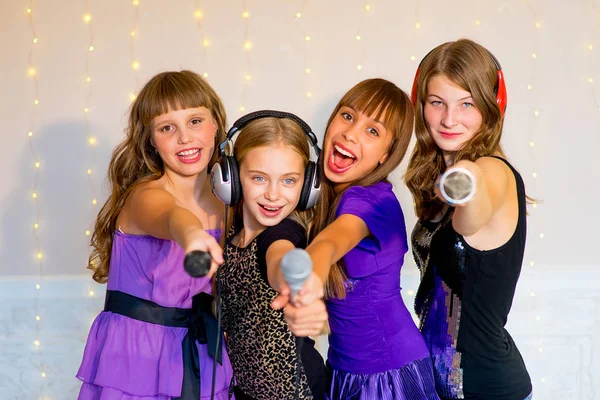 Grupo de chicas felices cantando en el karaoke — Foto de Stock