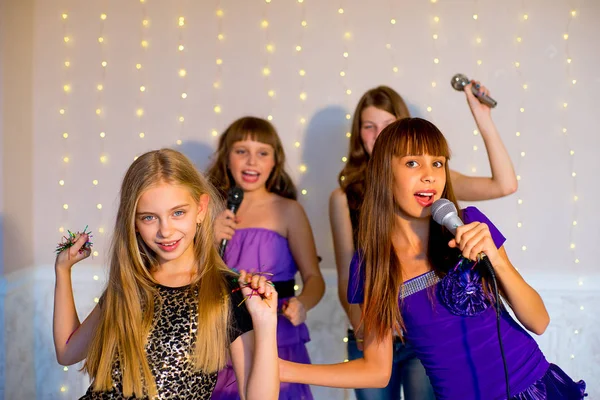 Grupa dziewcząt szczęśliwy śpiewu na karaoke — Zdjęcie stockowe