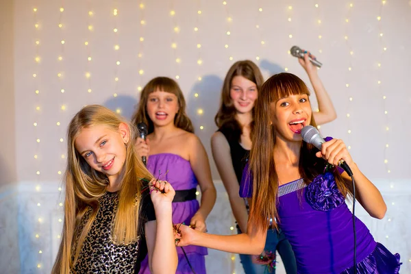 Grupo de meninas felizes cantando no karaoke — Fotografia de Stock