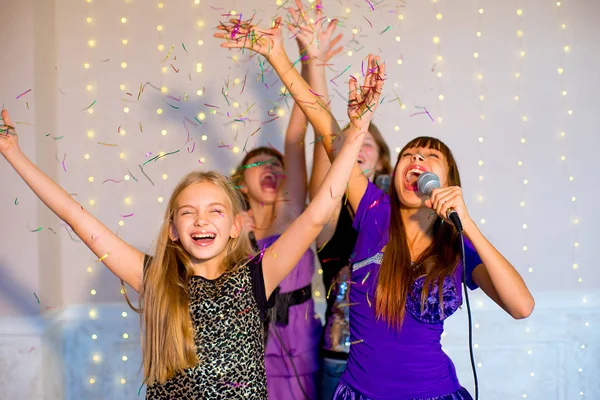 Група щасливих дівчат співають на караоке — стокове фото