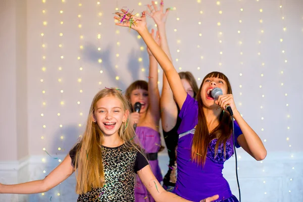 Mutlu kız üzerinde karaoke şarkı grubu