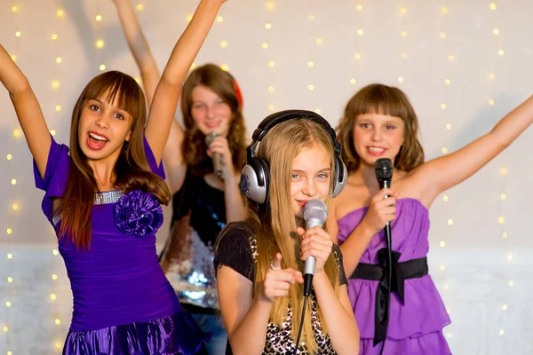 Grupo de meninas felizes cantando no karaoke — Fotografia de Stock