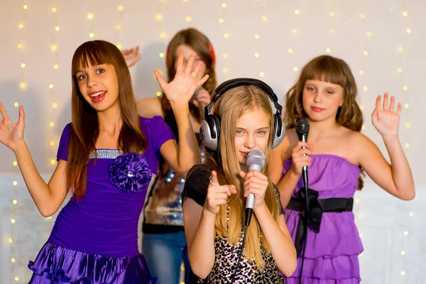 Mutlu kız üzerinde karaoke şarkı grubu