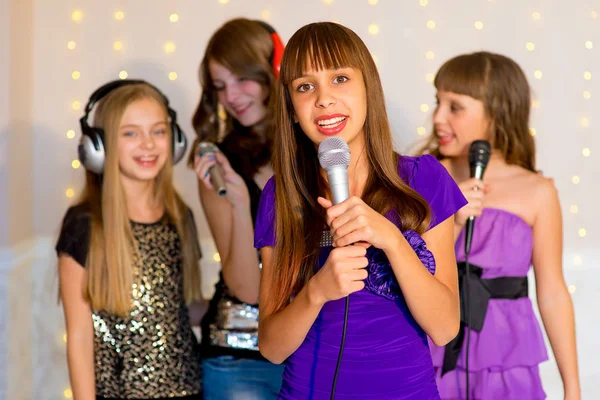 Grupo de meninas felizes cantando no karaoke — Fotografia de Stock