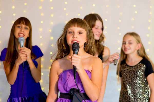 カラオケで歌って幸せな女の子のグループ — ストック写真