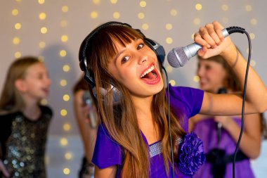 Mutlu kız üzerinde karaoke şarkı grubu