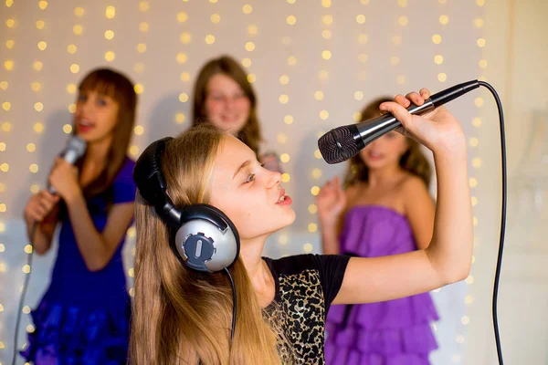 Grupa dziewcząt szczęśliwy śpiewu na karaoke — Zdjęcie stockowe