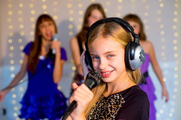 Grupo de meninas felizes cantando no karaoke — Fotografia de Stock