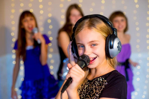 Grupo de meninas felizes cantando no karaoke — Fotografia de Stock