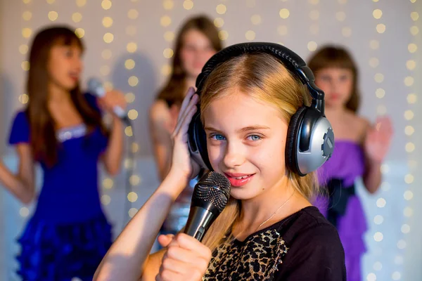 Grupo de meninas felizes cantando no karaoke — Fotografia de Stock