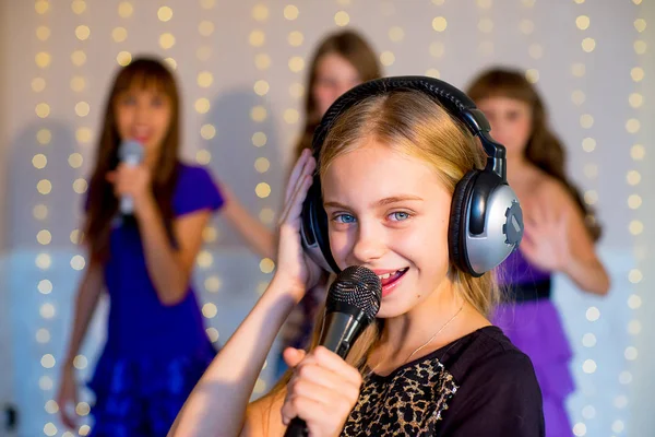 Mutlu kız üzerinde karaoke şarkı grubu