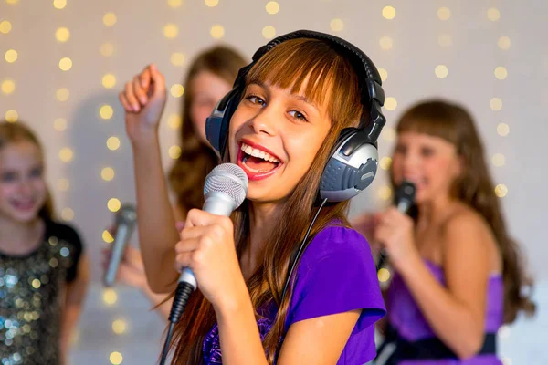 Grupo de meninas felizes cantando no karaoke — Fotografia de Stock