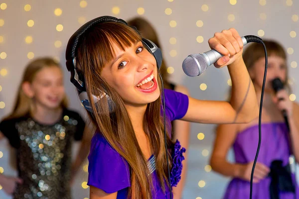 Grupo de meninas felizes cantando no karaoke — Fotografia de Stock