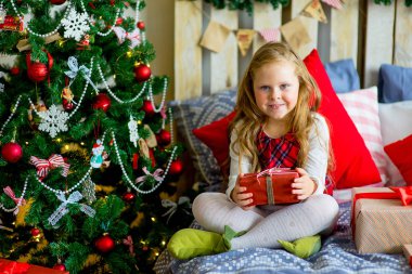 Noel hediye ile mutlu bir çocuk kız