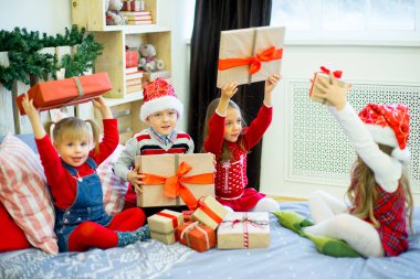 Çocuklar Noel hediyeleri ile kırmızı şapkalı grup