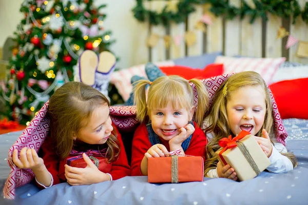 Група дітей у Червона Шапочка з різдвяні подарунки — стокове фото