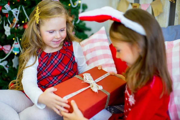 Дві дівчини дати різдвяні подарунки — стокове фото