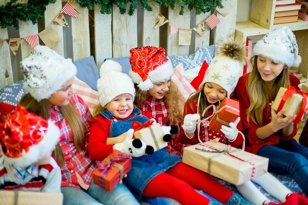 Група дітей у Червона Шапочка з різдвяні подарунки — стокове фото