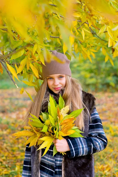 Little girl in autumn park with leafs — Stock Photo, Image