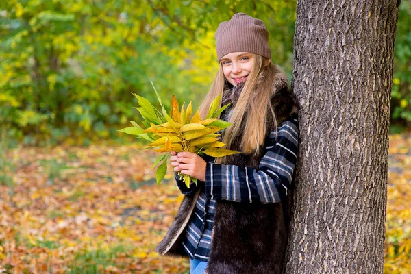 Preteen girl in autumn park with leafs — Stock Photo, Image