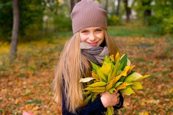 Preteen girl in autumn park with leafs — Stock Photo, Image