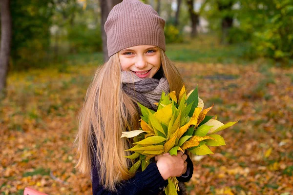 Preteen girl in autumn park with leafs — Stock Photo, Image