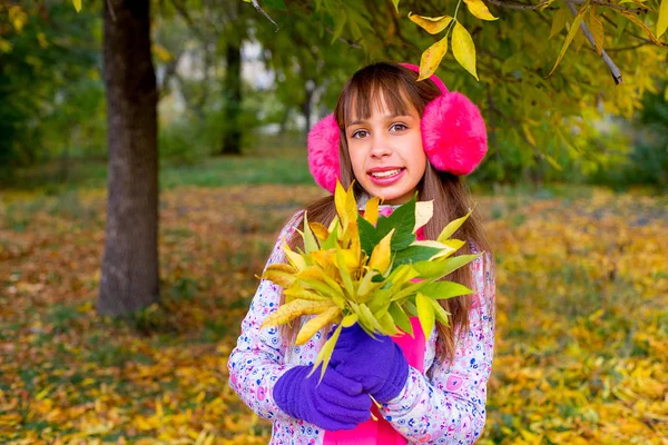 Kleines Mädchen im Herbstpark mit Blättern — Stockfoto