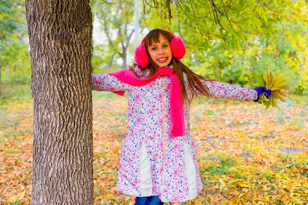 Preteen ragazza nel parco autunnale con foglie — Foto Stock