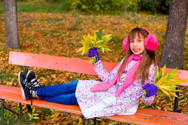 Frühchen im Herbst Park mit Blättern — Stockfoto