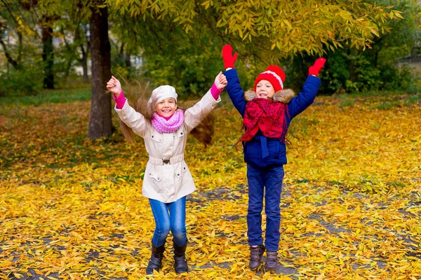 Group of girls in autumn park on the brench — Stock Photo, Image