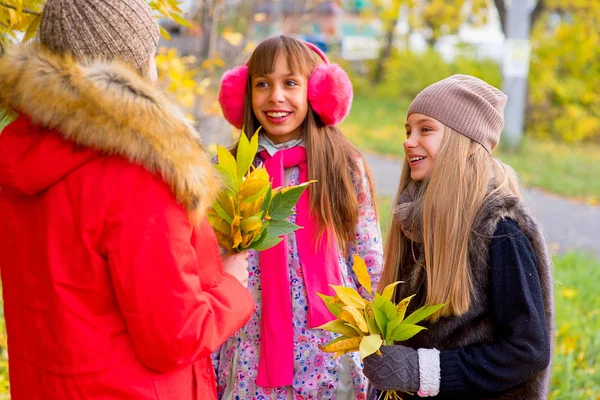 Preteen girls talking each other in the park — Stock Photo, Image