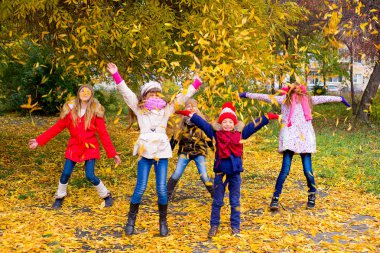 Kız brench sonbahar Park'ta grubu