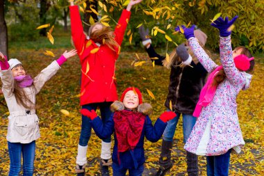 Kız brench sonbahar Park'ta grubu